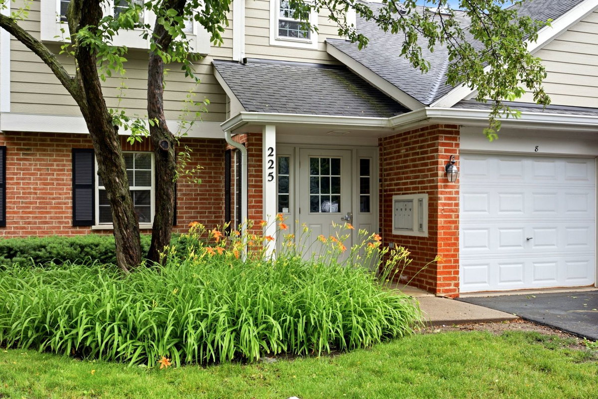225 Columbia Court #5, Schaumburg, IL 60193