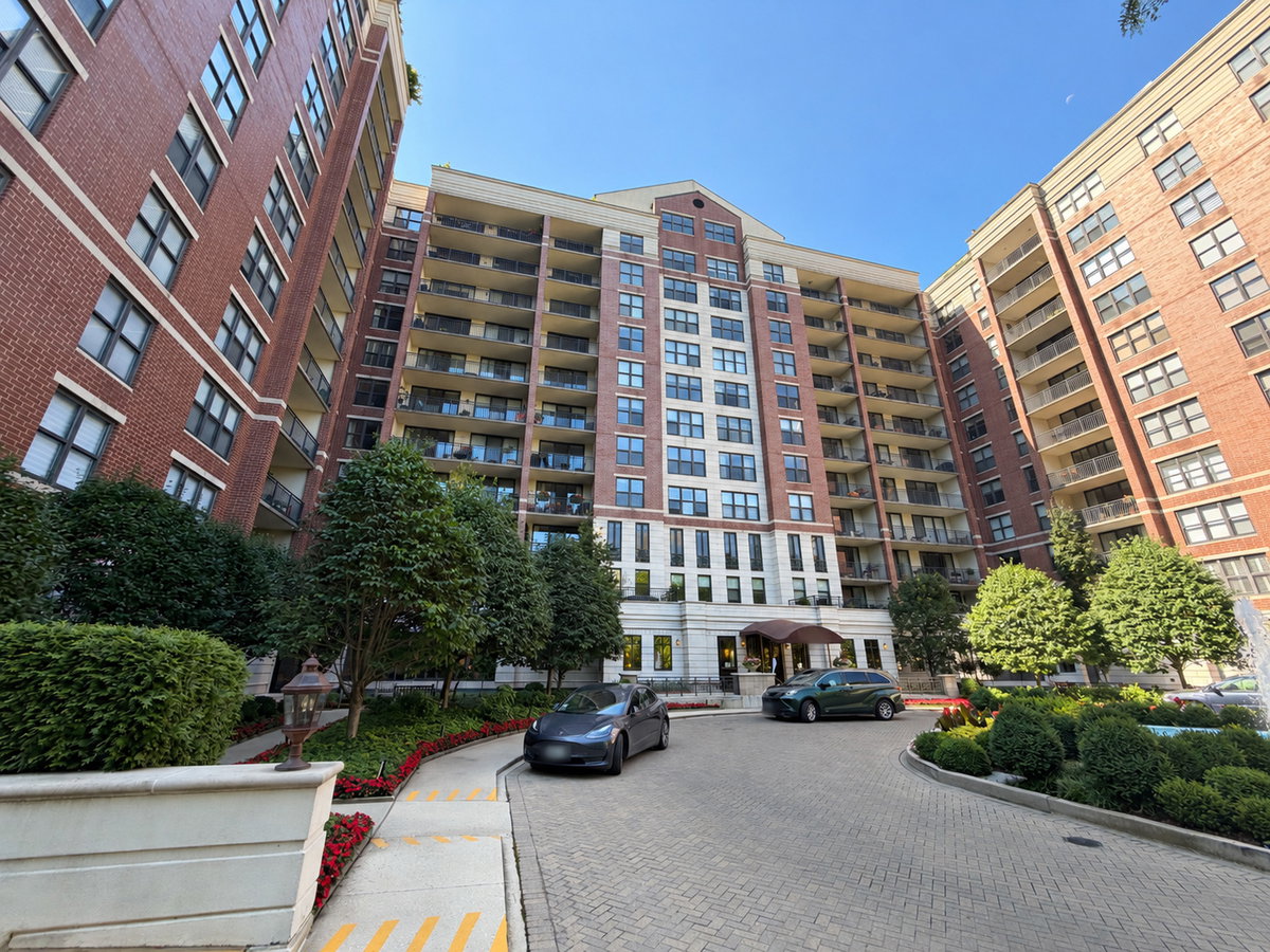 55 W Delaware Place #208-P052\n Chicago, IL 60610