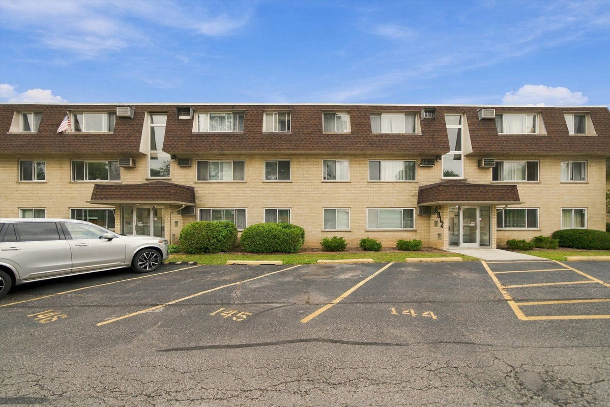 8812 Briar Court #2D\n Des Plaines, IL 60016