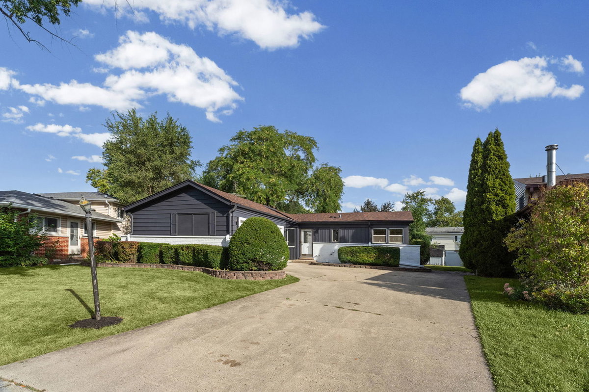 160 Lancaster Lane\n Des Plaines, IL 60018
