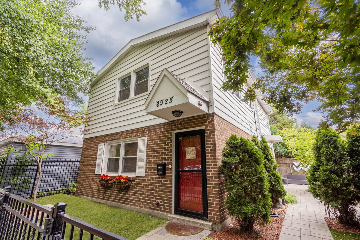 6925 N Ravenswood Avenue, Chicago, IL 60626