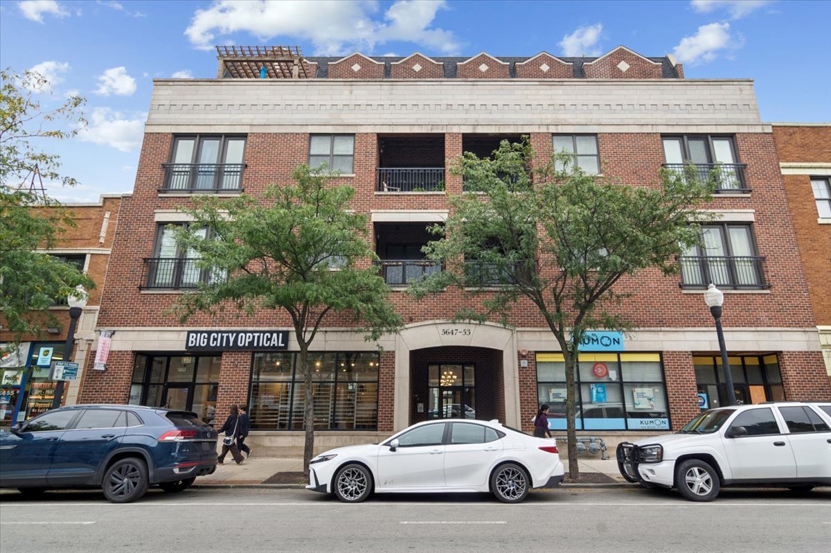 5647 N CLARK Street #402, Chicago, IL 60660