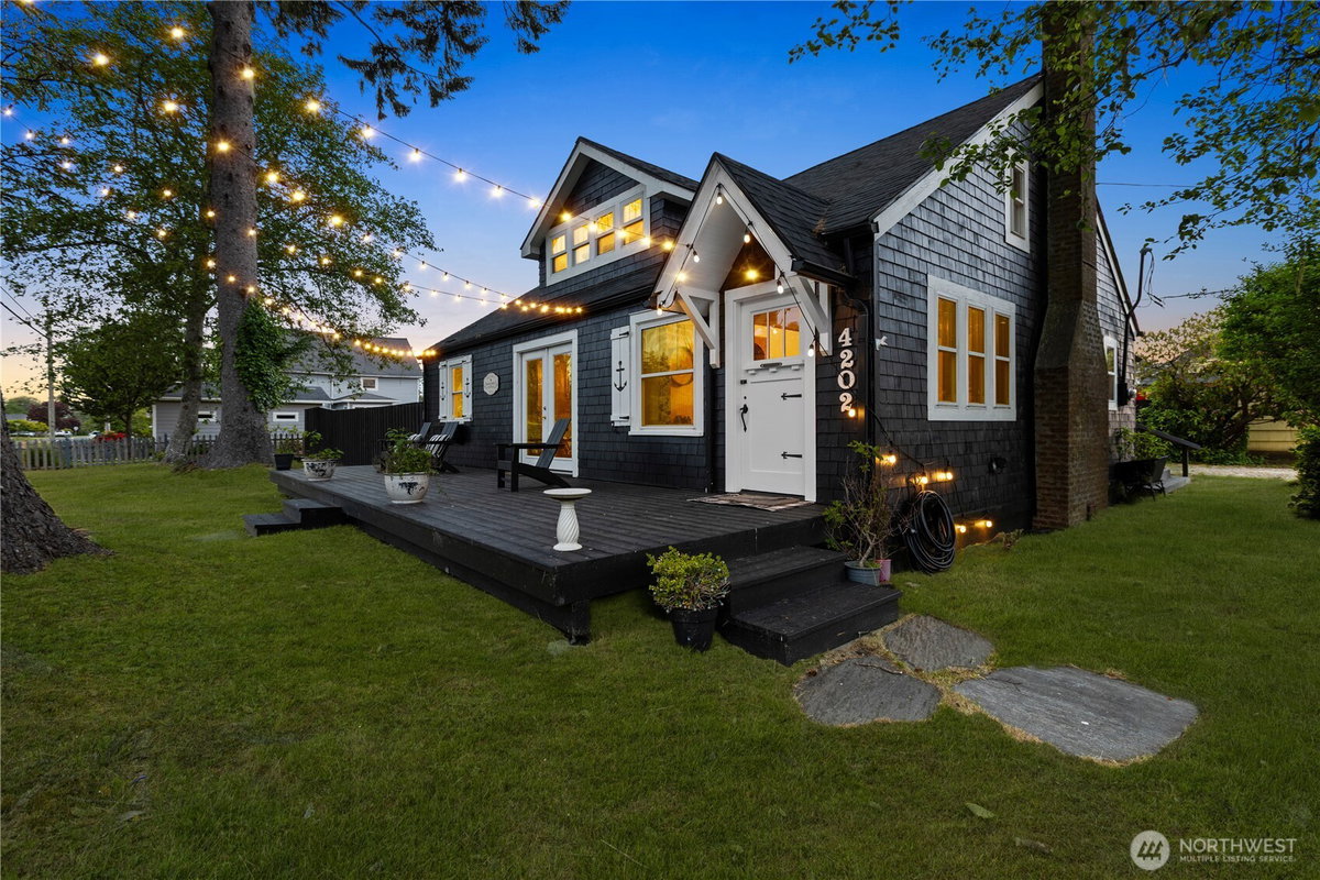 4202 L Place, Seaview, WA 98641