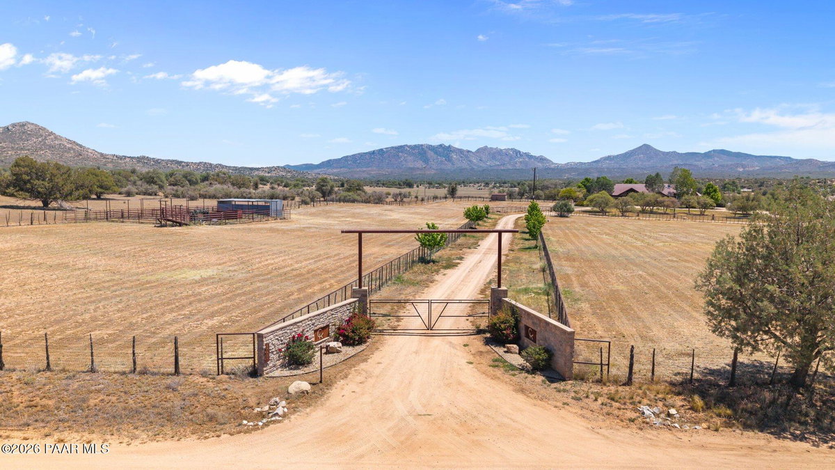 12650 W Z-3 Ranch Road, Skull Valley, AZ 86338